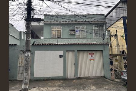 Casa para alugar com 100m², 2 quartos e 1 vagaFachada + Placa