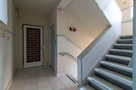 Escada de apartamento à venda com 1 quarto, 44m² em Centro Histórico, Porto Alegre