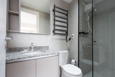 Banheiro de kitnet/studio para alugar com 1 quarto, 44m² em Pompeia, São Paulo