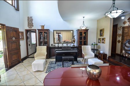 Casa à venda com 257m², 4 quartos e 2 vagasSala