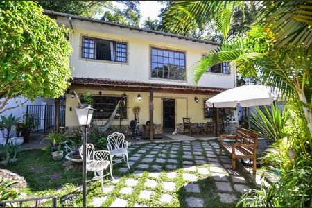 Casa à venda com 257m², 4 quartos e 2 vagasFachada