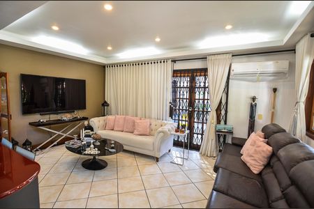Casa à venda com 257m², 4 quartos e 2 vagasSala