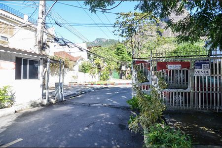 Casa à venda com 257m², 4 quartos e 2 vagasFachada