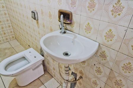 Banheiro social de casa para alugar com 2 quartos, 50m² em Carandiru, São Paulo