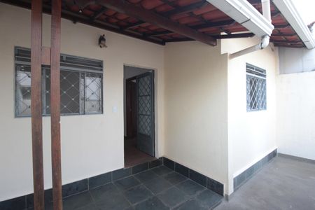 Entrada de casa para alugar com 2 quartos, 60m² em Santa Monica, Belo Horizonte