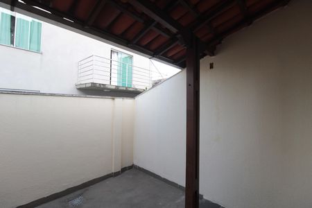 Entrada de casa para alugar com 2 quartos, 60m² em Santa Monica, Belo Horizonte