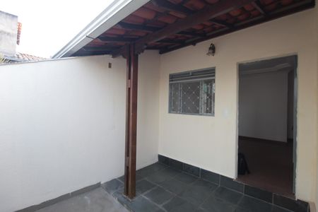 Entrada de casa para alugar com 2 quartos, 60m² em Santa Monica, Belo Horizonte