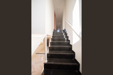 Casa à venda com 180m², 3 quartos e 3 vagas Casa à venda com 180m², 3 quartos e 3 vagasEscada
