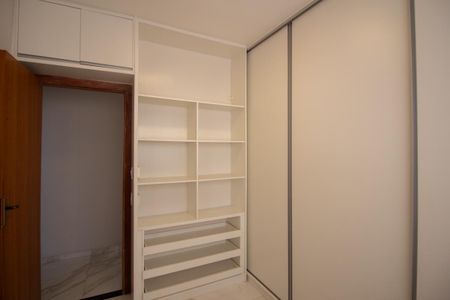 Casa à venda com 180m², 3 quartos e 3 vagas Casa à venda com 180m², 3 quartos e 3 vagasQuarto 1