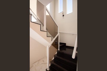 Casa à venda com 180m², 3 quartos e 3 vagas Casa à venda com 180m², 3 quartos e 3 vagasEscada