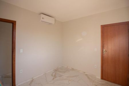 Casa à venda com 180m², 3 quartos e 3 vagas Casa à venda com 180m², 3 quartos e 3 vagasSuíte