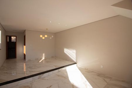 Casa à venda com 180m², 3 quartos e 3 vagas Casa à venda com 180m², 3 quartos e 3 vagasSala