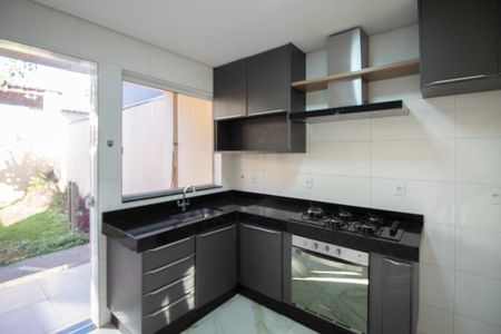 Casa à venda com 180m², 3 quartos e 3 vagas Casa à venda com 180m², 3 quartos e 3 vagasCozinha