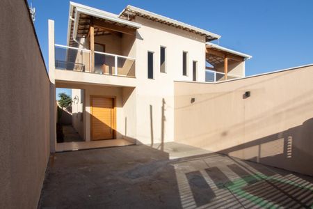 Casa à venda com 180m², 3 quartos e 3 vagas Casa à venda com 180m², 3 quartos e 3 vagasFachada