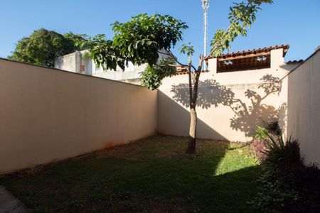 Quintal de casa à venda com 3 quartos, 180m² em Rio Branco, Belo Horizonte