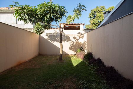 Casa à venda com 180m², 3 quartos e 3 vagas Casa à venda com 180m², 3 quartos e 3 vagasQuintal