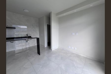 Sala de kitnet/studio para alugar com 1 quarto, 33m² em Recreio dos Bandeirantes, Rio de Janeiro