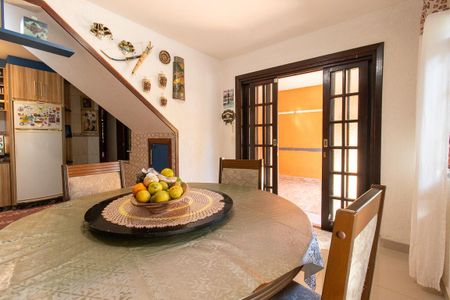 Casa à venda com 200m², 4 quartos e 2 vagas Casa à venda com 200m², 4 quartos e 2 vagasCozinha - Armários