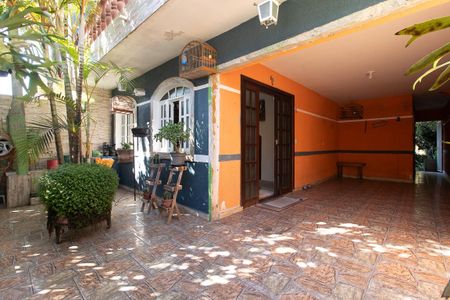 Casa à venda com 200m², 4 quartos e 2 vagas Casa à venda com 200m², 4 quartos e 2 vagasFachada