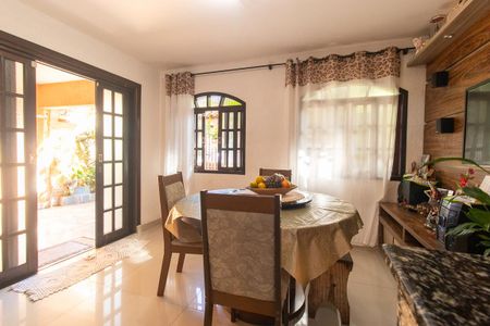 Casa à venda com 200m², 4 quartos e 2 vagas Casa à venda com 200m², 4 quartos e 2 vagasCozinha - Armários