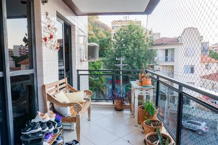 Apartamento à venda com 126m², 4 quartos e 1 vaga Apartamento à venda com 126m², 4 quartos e 1 vagaVaranda