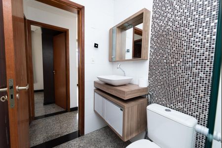 Banheiro de apartamento à venda com 2 quartos, 71m² em Eldorado, Contagem