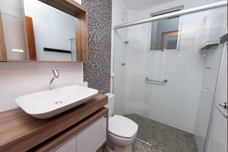 Banheiro de apartamento à venda com 2 quartos, 71m² em Eldorado, Contagem