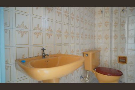 Banheiro 1 social corredor  de apartamento para alugar com 2 quartos, 70m² em Passo D’areia, Porto Alegre