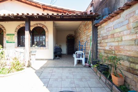 Garagem 1 de casa à venda com 3 quartos, 500m² em Califórnia, Belo Horizonte