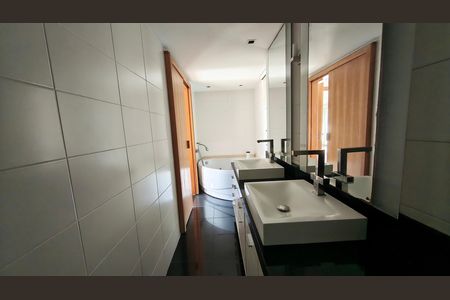 Apartamento à venda com 191m², 1 quarto e 2 vagas Apartamento à venda com 191m², 1 quarto e 2 vagasBanheiro da Suíte