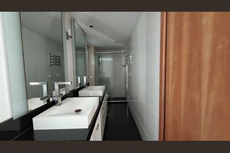 Apartamento à venda com 191m², 1 quarto e 2 vagas Apartamento à venda com 191m², 1 quarto e 2 vagasBanheiro da Suíte