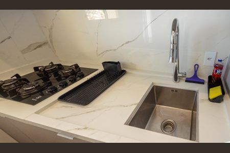 Cozinha de apartamento para alugar com 2 quartos, 42m² em Vila Palmeiras, São Paulo