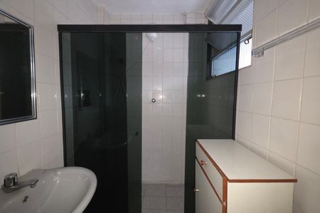 Banheiro de apartamento para alugar com 1 quarto, 55m² em Guilhermina, Praia Grande
