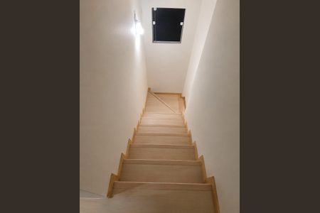 Casa à venda com 100m², 3 quartos e 2 vagas Casa à venda com 100m², 3 quartos e 2 vagasEscada