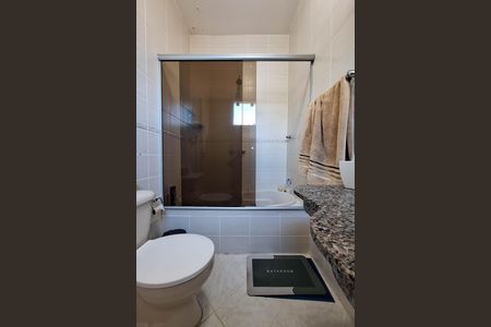 Casa de condomínio para alugar com 277m², 4 quartos e 2 vagas Casa de condomínio para alugar com 277m², 4 quartos e 2 vagasBanheiro da Suíte 1