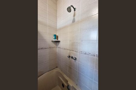 Casa de condomínio para alugar com 277m², 4 quartos e 2 vagas Casa de condomínio para alugar com 277m², 4 quartos e 2 vagasBanheiro da Suíte 1