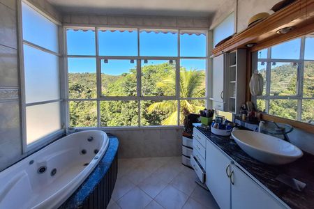 Casa de condomínio para alugar com 277m², 4 quartos e 2 vagas Casa de condomínio para alugar com 277m², 4 quartos e 2 vagasBanheiro da Suíte 2