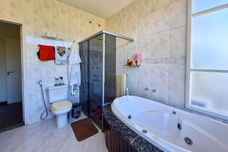 Banheiro da Suíte 2 de casa de condomínio para alugar com 4 quartos, 277m² em Matapaca, Niterói
