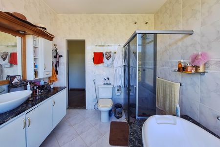 Casa de condomínio para alugar com 277m², 4 quartos e 2 vagas Casa de condomínio para alugar com 277m², 4 quartos e 2 vagasBanheiro da Suíte 2