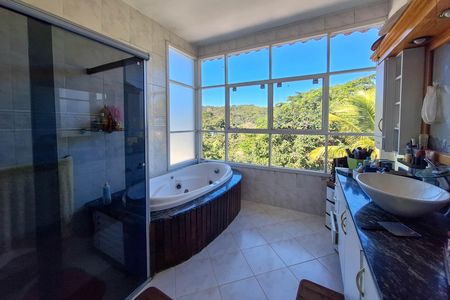 Casa de condomínio para alugar com 277m², 4 quartos e 2 vagas Casa de condomínio para alugar com 277m², 4 quartos e 2 vagasBanheiro da Suíte 2