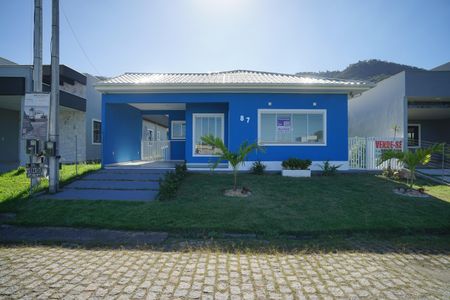 Fachada de casa de condomínio para alugar com 3 quartos, 100m² em Pindobas, Maricá
