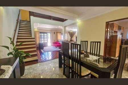 Casa para alugar com 500m², 4 quartos e 3 vagas Casa para alugar com 500m², 4 quartos e 3 vagasSala de jantar