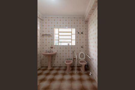 Banheiro de casa para alugar com 2 quartos, 90m² em Jardim das Oliveiras, São Paulo