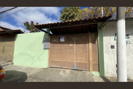 Fachada + Placa de casa para alugar com 2 quartos, 90m² em Jardim das Oliveiras, São Paulo