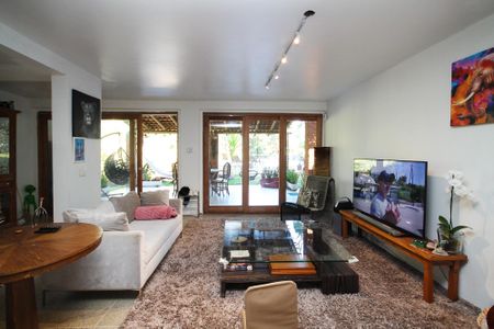 Casa para alugar com 245m², 4 quartos e 8 vagasSala de TV