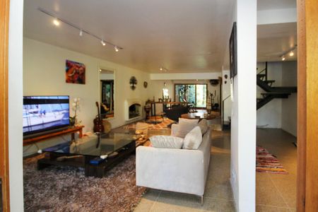 Casa para alugar com 245m², 4 quartos e 8 vagasEntrada