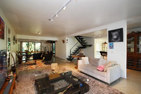 Casa para alugar com 245m², 4 quartos e 8 vagasSala de TV