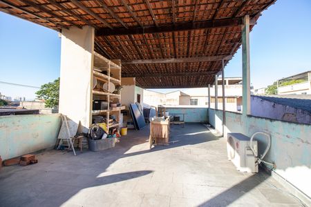 Casa à venda com 200m², 4 quartos e 2 vagas Casa à venda com 200m², 4 quartos e 2 vagasTerraço