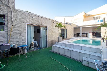 Casa à venda com 200m², 4 quartos e 2 vagas Casa à venda com 200m², 4 quartos e 2 vagasPiscina