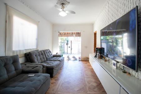 Casa à venda com 200m², 4 quartos e 2 vagas Casa à venda com 200m², 4 quartos e 2 vagasSala